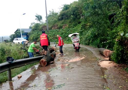 庆华镇网格员奋战灾情一线