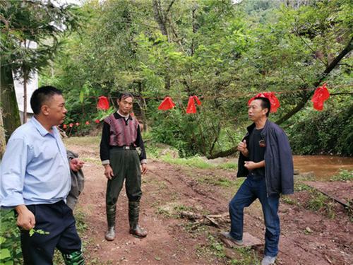 关路镇突发山体滑坡 多户村民成功避险