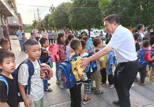 前锋区 ：代市实验学校添新措 路队制放学保安全