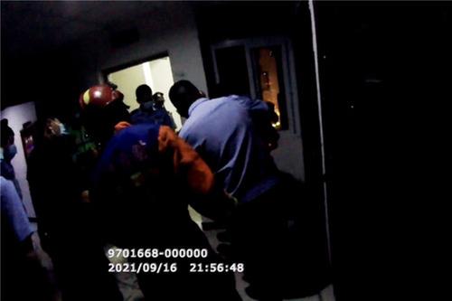 华蓥市：“吃鸡”少年因争执欲跳楼，“枪王”民警巧劝终脱险