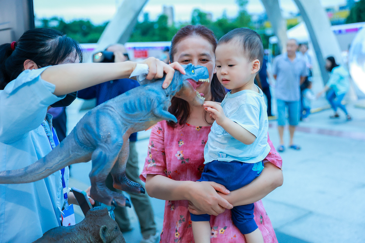 青白江区：利用科技手段“讲”轨道交通发展历史