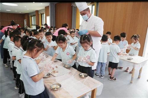广安区：萌娃动手做月饼  体验民俗过中秋