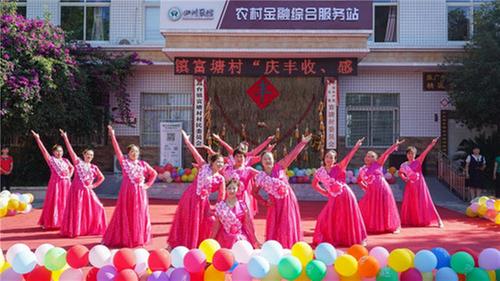 青神县 村民载歌载舞庆丰收