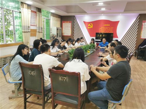 前锋区代市小学召开新教师座谈会