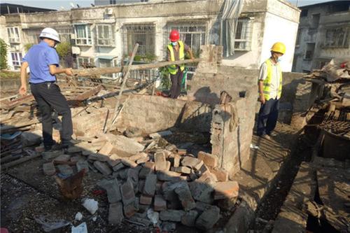 武胜县：多部门联合拆违 共建美好城市环境