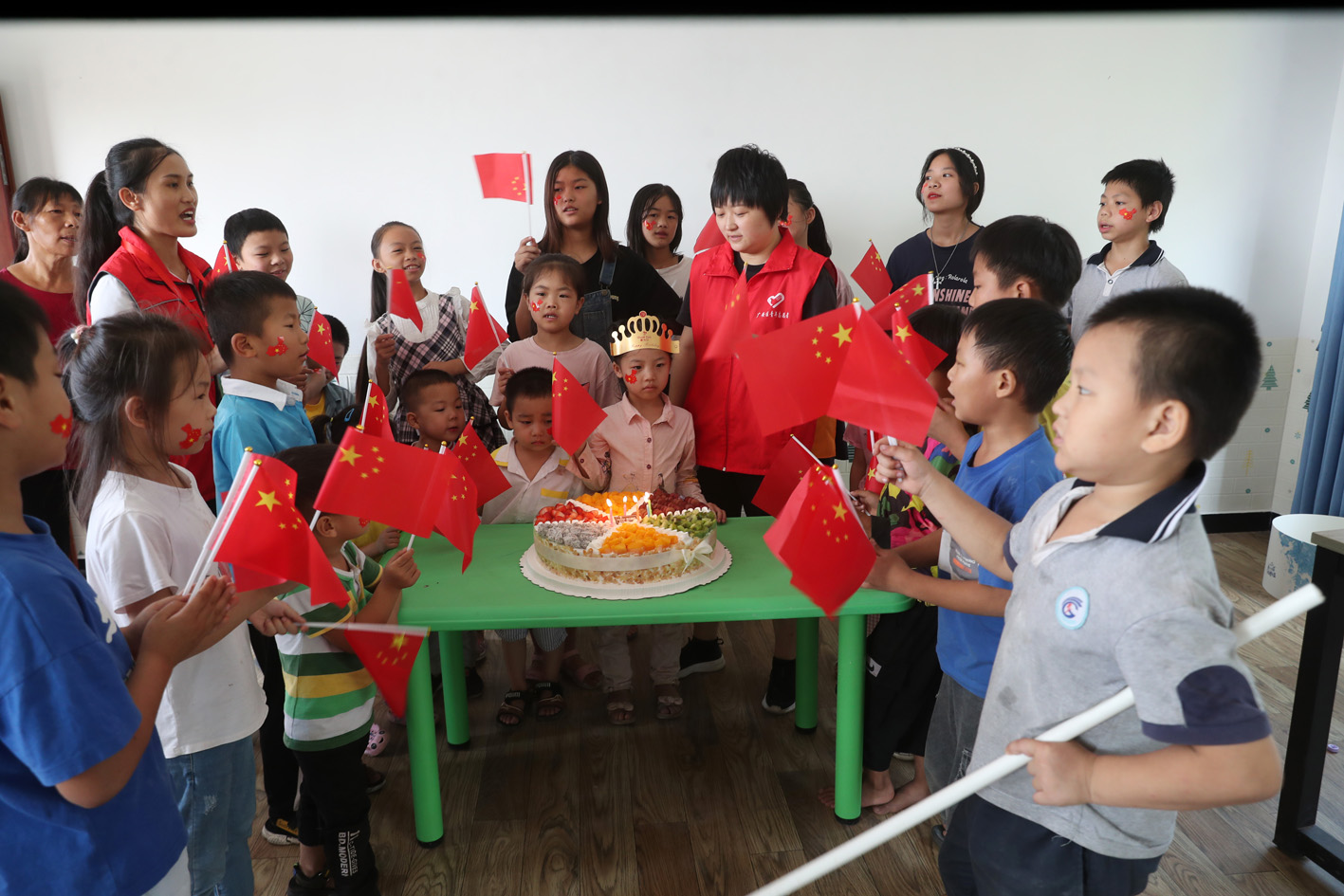 广安：假日学校来客  留守娃欢乐过国庆节