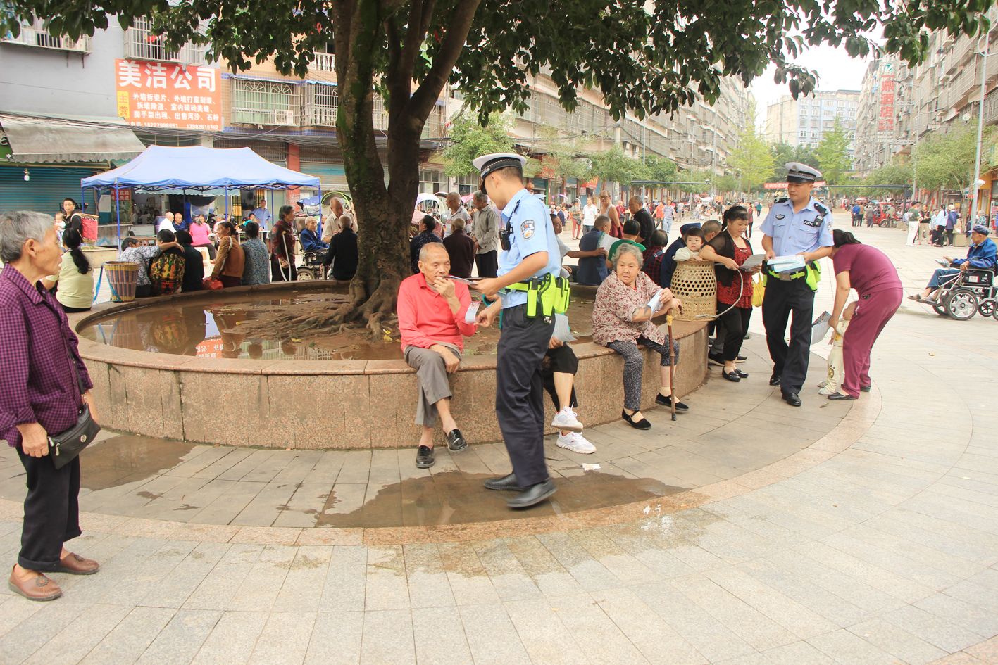 邻水交警进社区宣传交通法规