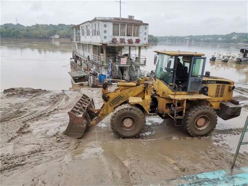 武胜县综合行政执法局全力清淤保障城市洁净