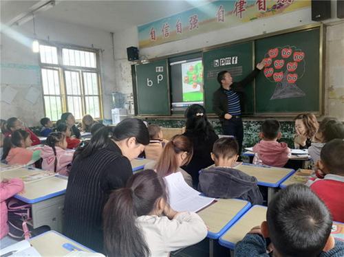 长赤镇桥梁小学举行新进教师见面课活动