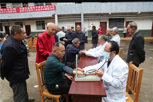 广安：情暖敬老院 企业乡友同献爱