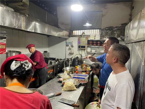  岳池县多部门联动开展餐饮油烟治理专项整治行动