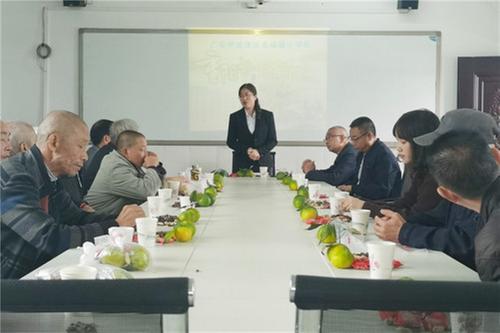 前锋区虎城镇小学举行重阳节座谈会