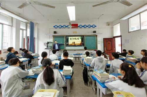 代市实验学校开展“爱在重阳·雏鹰行动”活动