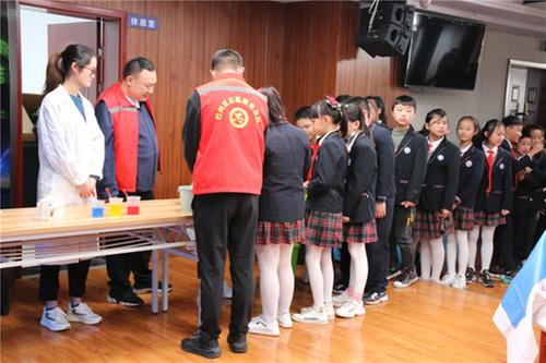 巴州区科协开展“体验科技乐趣·弘扬创新精神”志愿服务活动