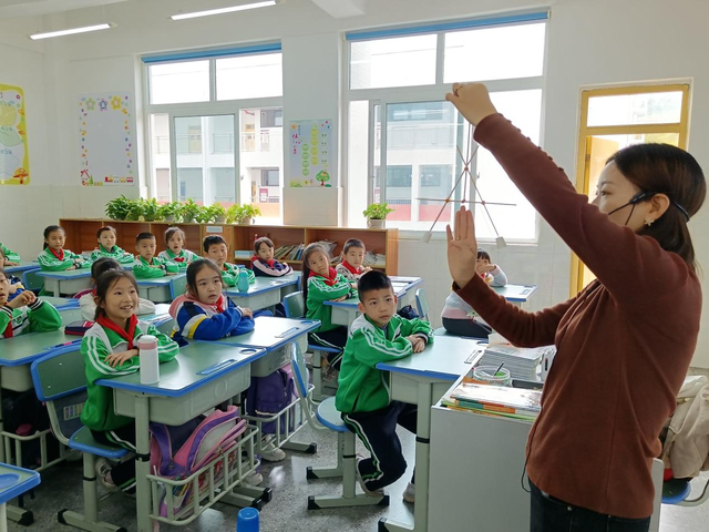 简阳市第六届“科普进校园”活动走进简阳市实验小学