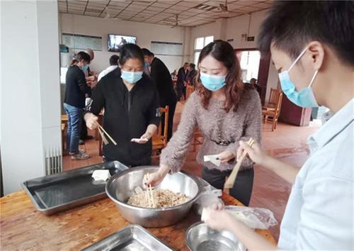 白市镇纪检干部走进敬老院献爱心