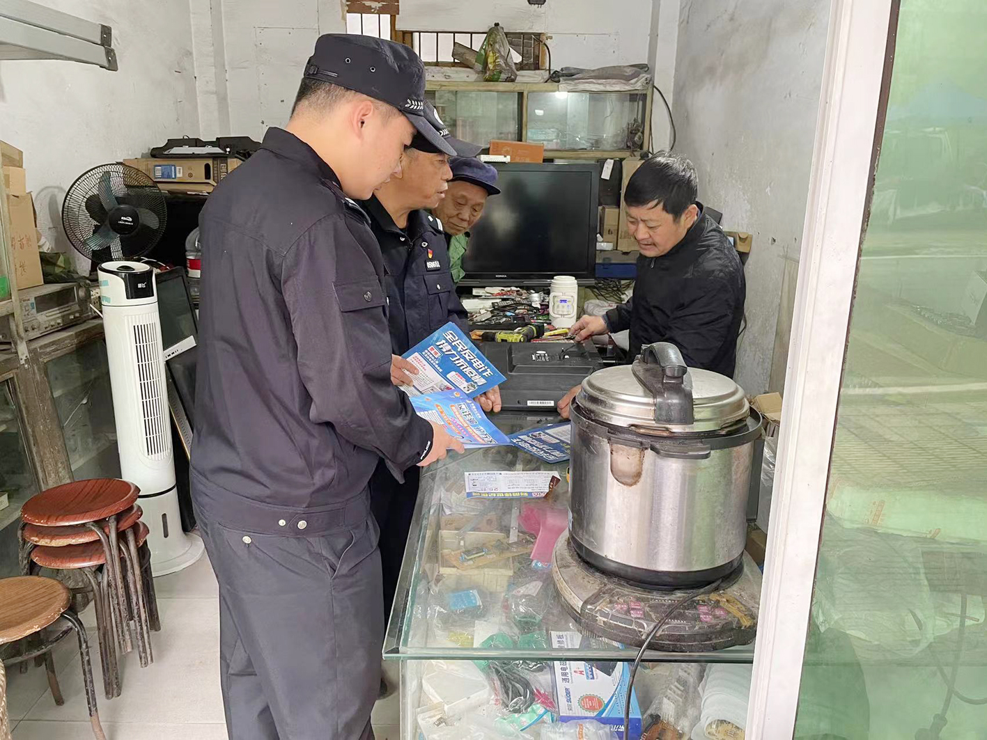 华蓥市天池派出所开展防范电信网络诈骗宣传