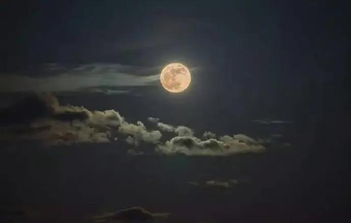 月亮每年都在远离地球而我们无法阻止