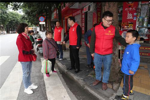 广安区：党员进社区 共建文明城