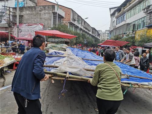 庆华镇开展场镇秩序清理整顿行动