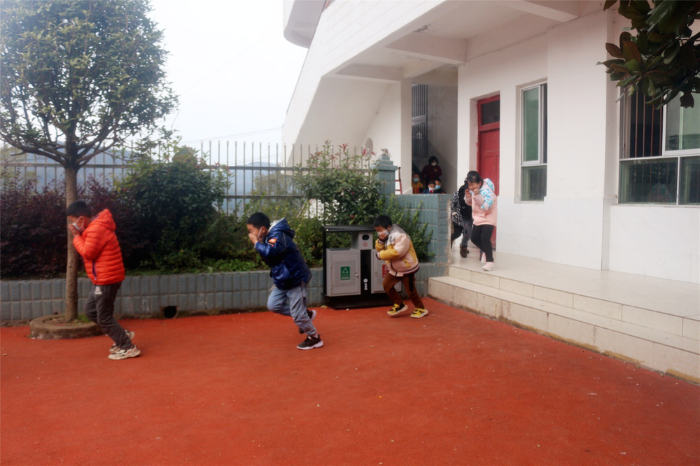 通江县龙凤场镇中心小举行消防安全演练暨专题会