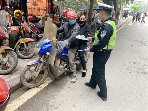 邻水县：交警走上街头  宣讲交通法规