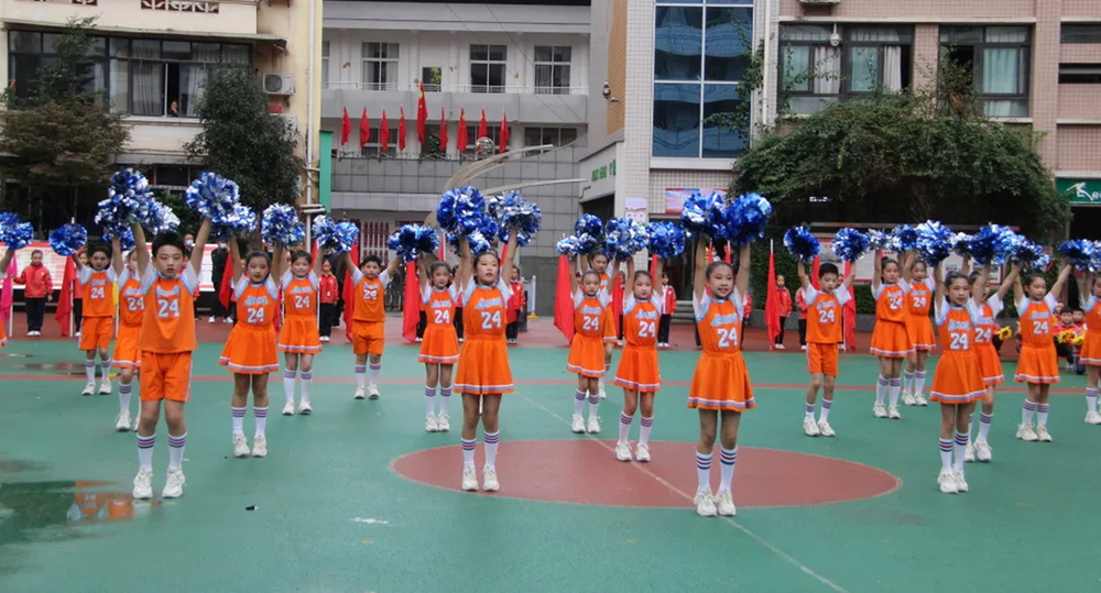 巴州区举办中小学生篮球、足球赛