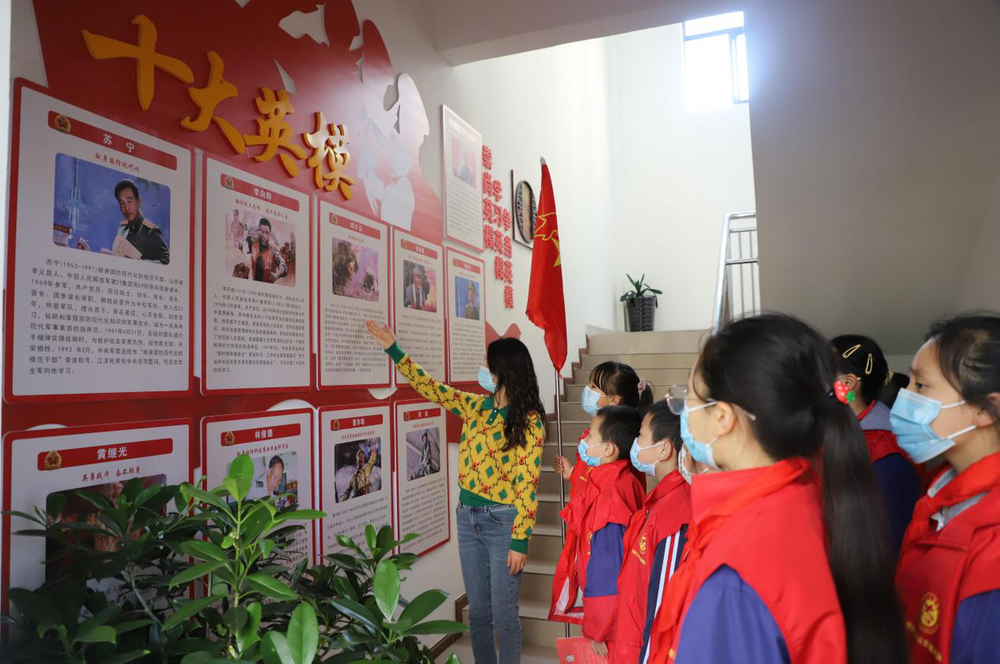 恩阳三小学生志愿者上街开展志愿者服务活动