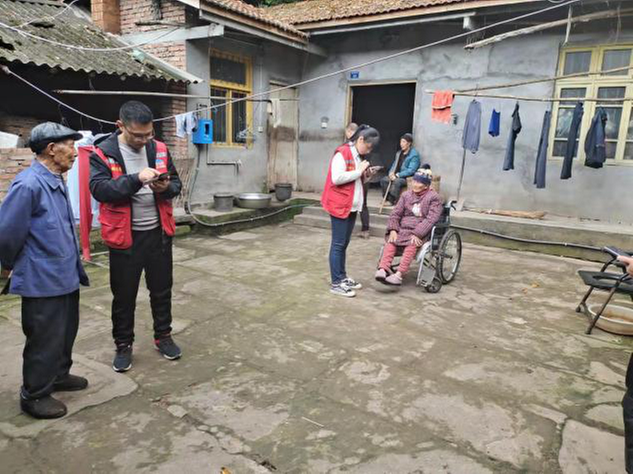 老人“刷脸”认证难 网格员们来帮忙