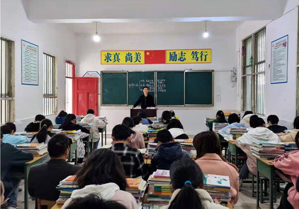 龙凤场镇中心小学开展“新老教师传帮带 薪火相传共成长”教研活动