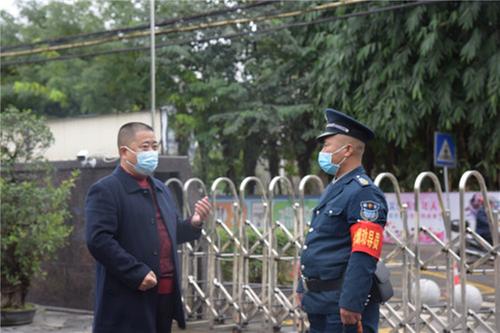 东坡区教育局领导到东坡区实验中学检查疫情防控工作