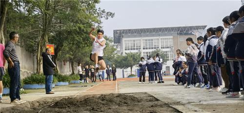 东坡区实验中学第十八届体育健康活动月暨第26届田径运动会圆满落幕