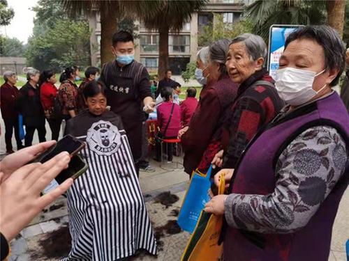 彭山区：便民窗口进小区 服务群众“零距离” 