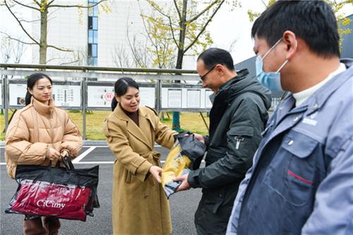 爱心毛衣传递温暖