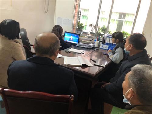 奎阁街道干部群众热议《中国共产党第十九届中央委员会第六次全体会议公报》