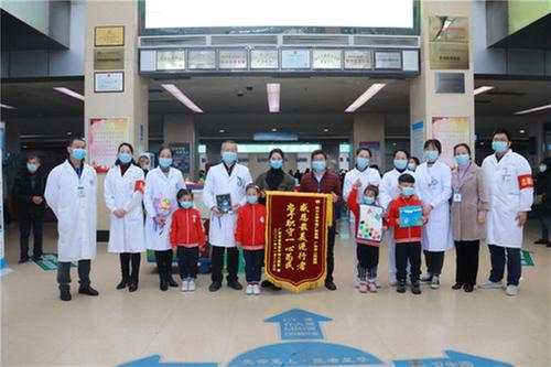 金色童年幼儿园到华西广安医院开展感恩节活动