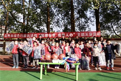 武胜县综合行政执法局开展“情暖冬季·爱暖人心”慰问活动