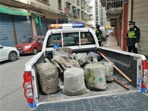 岳池县城市管理综合执法大队积极开展占道石墩、阻车地桩专项整治行动