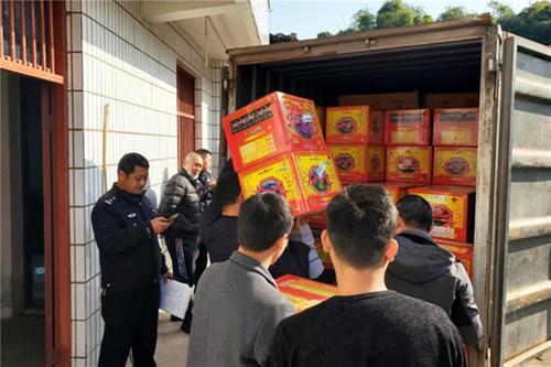 岳池县开展“打非治违”行动，缴获烟花爆竹5543箱