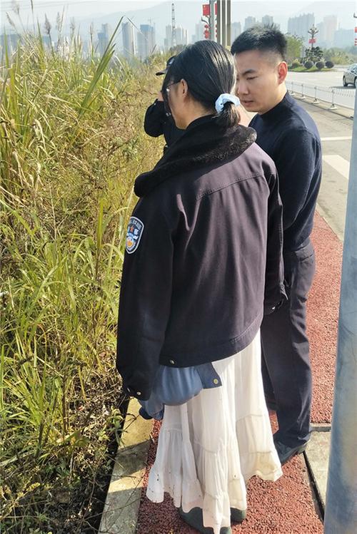 少女欲跳桥轻生 华蓥市民警“巧借”警服救援
