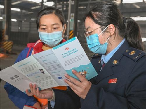 武胜县税务局“宪法+税法”宣传进企业