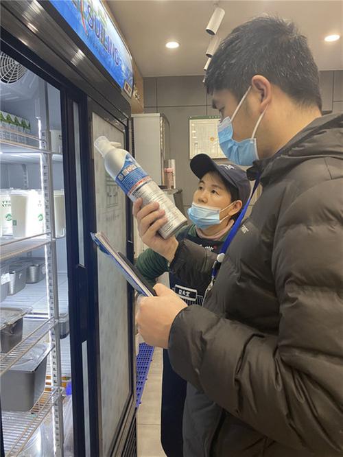 华蓥市市场监管局“周三查餐厅”走进网红奶茶店