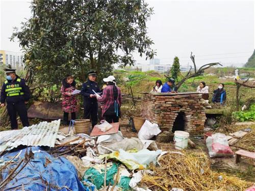 岳池县城市管理综合执法大队强力开展腌腊制品熏制及露天焚烧专项整治行动