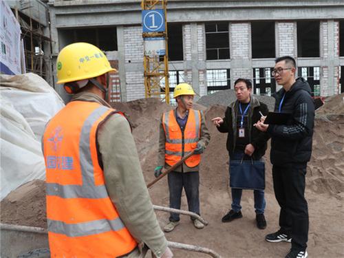 广安：纪检干部助力农民工“讨薪”