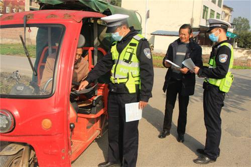 邻水县：“美丽乡村行”  交警走进乡村抓宣传