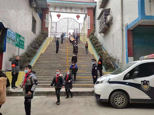 沙河镇巡警大队民警走进乐坝小学“护校安园”