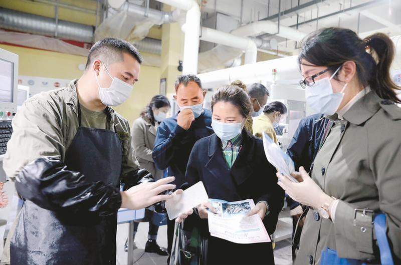 村干部化身“就业红娘”