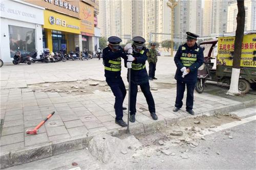 岳池县城市管理综合执法大队开展“清除水泥石梯”专项整治行动