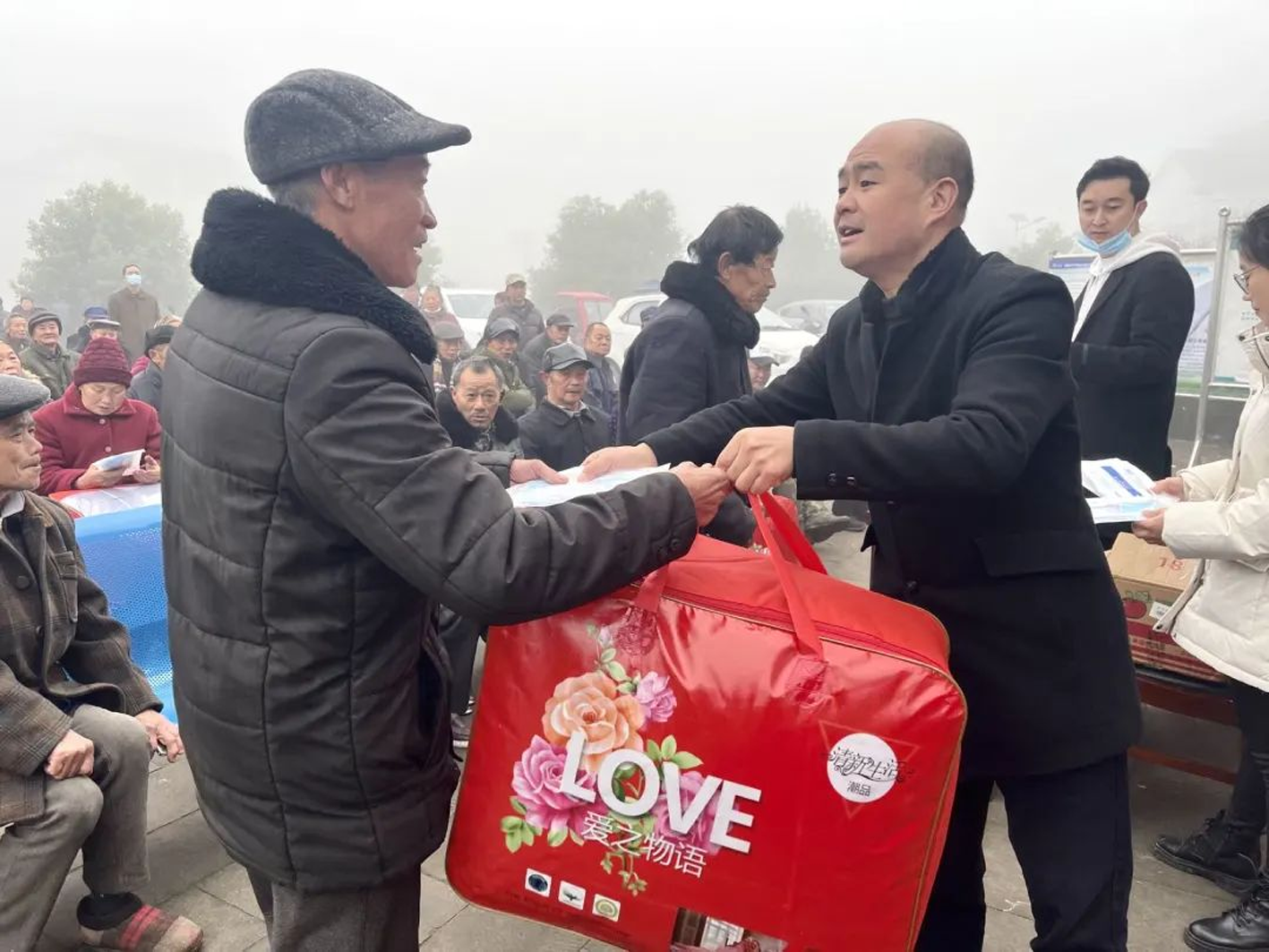 代市镇：寒冬送温暖  情暖至人心