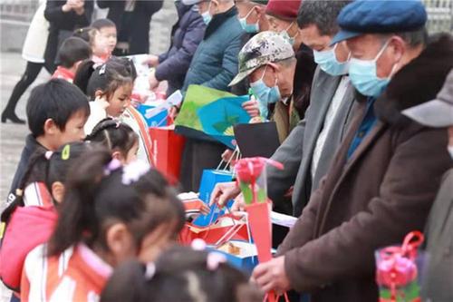 代市镇第二幼儿园：童心敬老  手传大爱